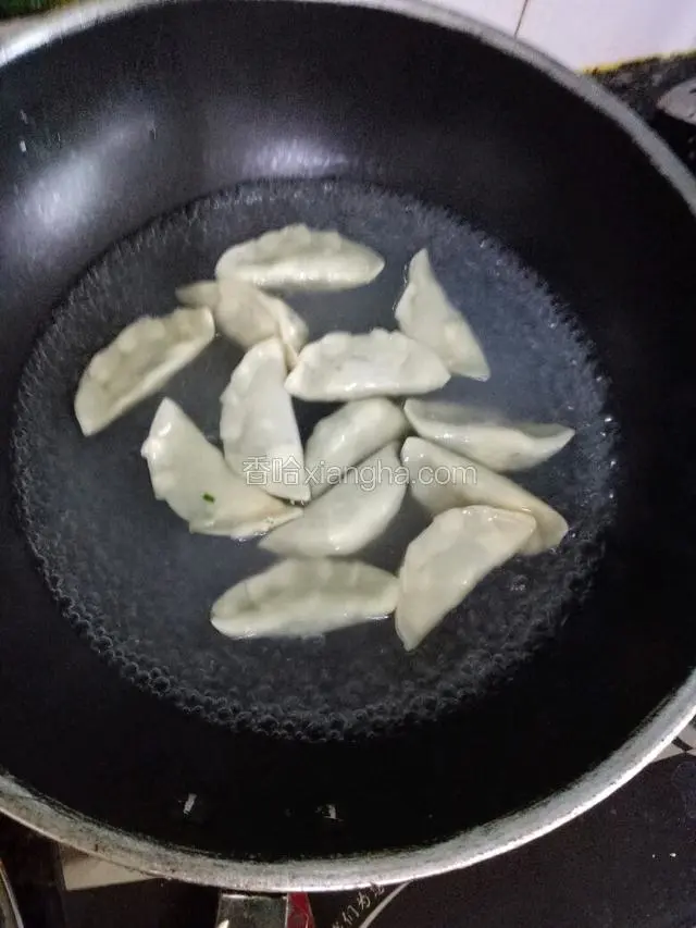 锅中注入适量清水烧开下饺子烧沸，点入少许冷水，再次烧开再点一次冷水至烧沸。