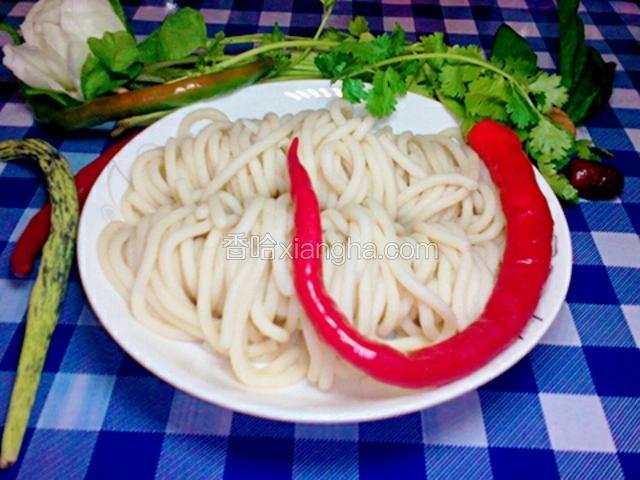 饸饹面，配上自己喜欢的菜，卤肉，臊子菜