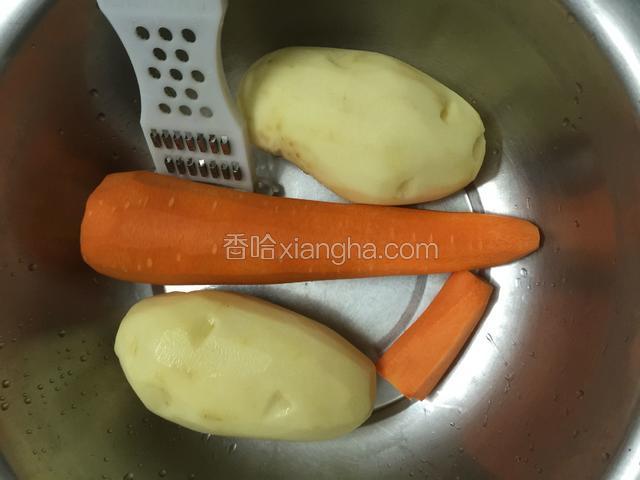 土豆胡萝卜刨皮洗净控干水