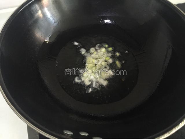 炒锅烧热放油，先把葱姜爆香