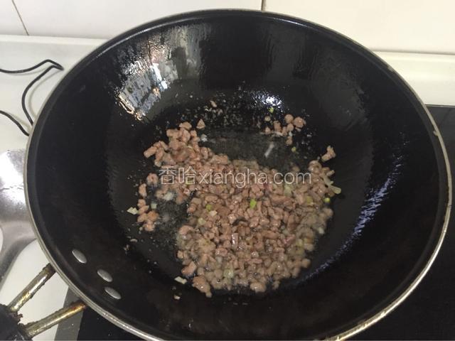 放入牛肉煸炒