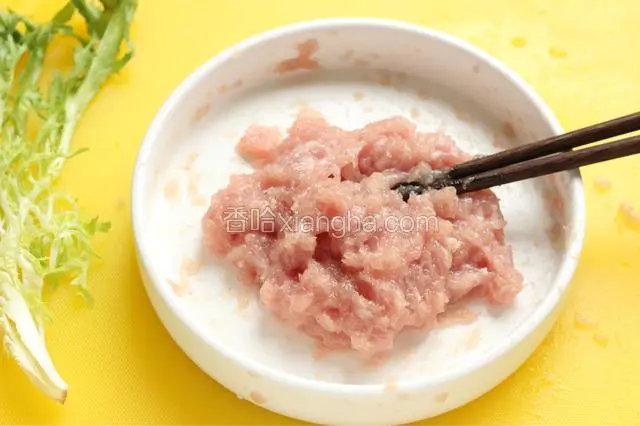 肉泥中加料酒、胡椒粉、蛋清、盐、生粉腌制片刻后搅打上劲制成肉馅。