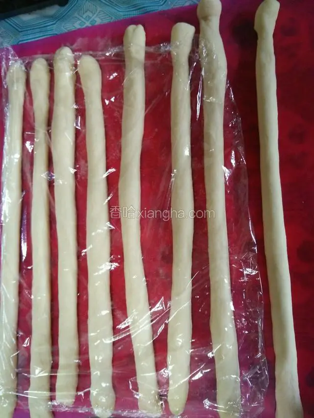 依次搓成40cm左右长条，分几次搓，面团需要松弛。