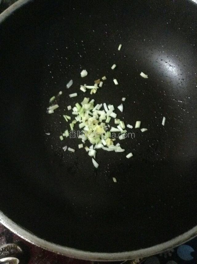 锅中留底油，下葱姜蒜煸炒。