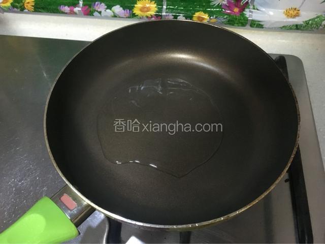 热锅倒入适量食用油，