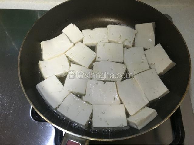 放入豆腐煎炸，