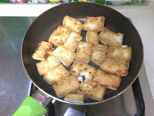 待一面煎至金黄，翻另一面煎，