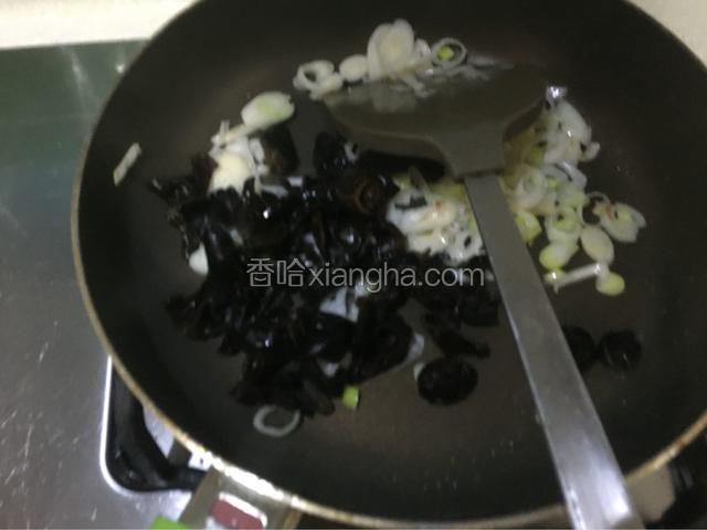 炒至大葱出香味，加入黑木耳，