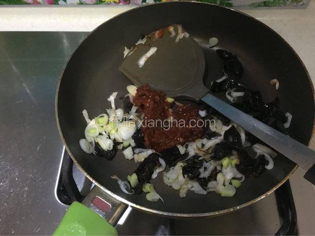加入郫县豆瓣酱，