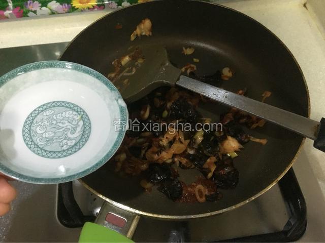翻炒片刻后加入一小碟水，（用高汤更好）
