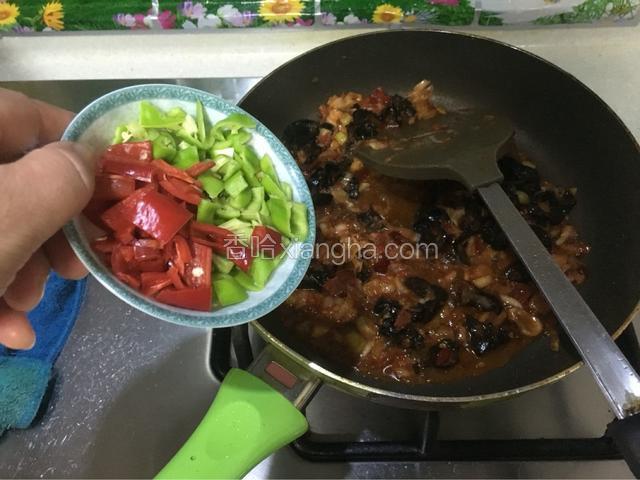 倒入青红辣椒，