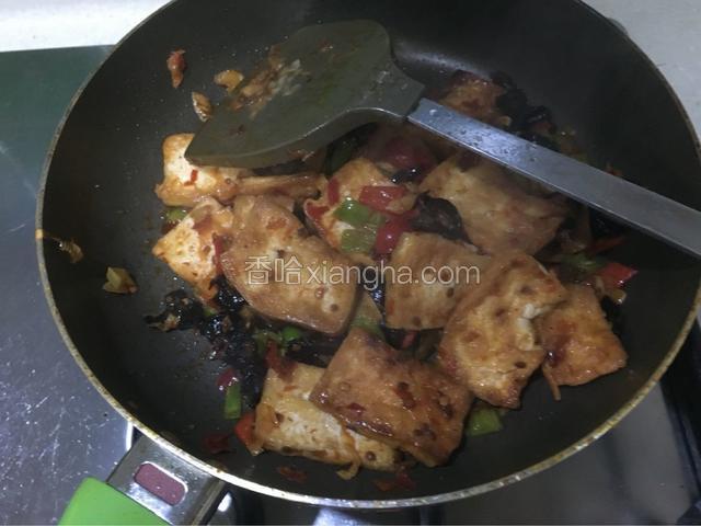 炒至汤汁完全收干，加入味精，就可装盘。