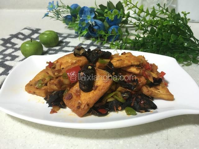 干锅豆腐可以盛在锅中，用酒精炉一边加热一边吃，味道会更好。