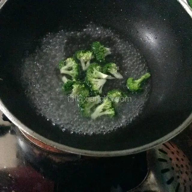 西兰花撕成小朵。下开水锅焯至断生。