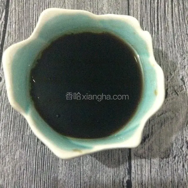 下面调个酱汁。老抽、生抽、耗油、香油和白糖放一起调和。