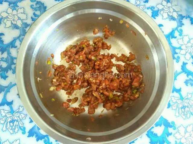 图5的容器里倒入味达美酱油+老抽+花生油，再加一点盐，五香粉，鸡精粉顺时针搅拌均匀，腌制一会。
