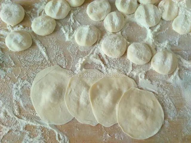 醒好的面团再揉一揉，搓成条，切成面剂子，每个面剂子约10克左右，再用擀面杖擀成饺子皮。