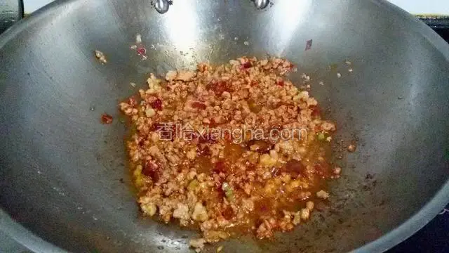 肉馅煸炒出香味放郫县豆瓣酱炒出红油。