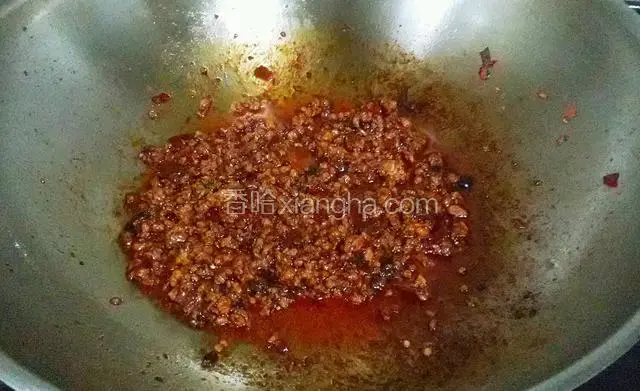 再把酱炒出香味关火，关火加入鸡精。