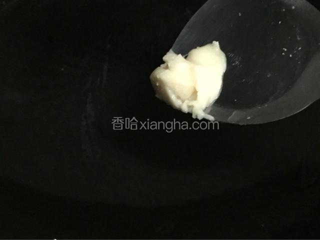 准备猪油，50ml左右色拉油，煎热，喜欢火锅油多一次的也可以多放一些色拉油