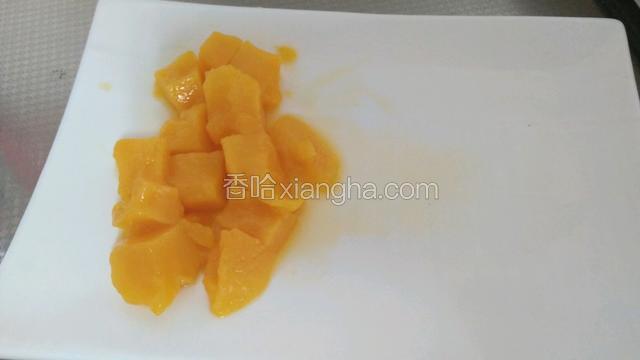 芒果取肉切小块摆盘