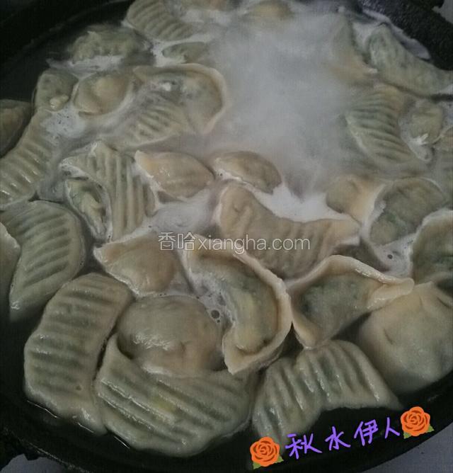 锅里烧开水，放点盐，一定要烧开水再下水饺，下水饺的时候用勺子顺时针把水饺拱起来，要不然水饺沉底会粘锅