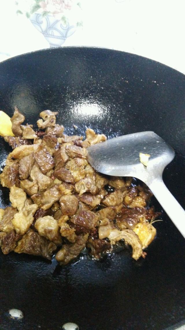 坐锅点火热油，烹入两勺蚝油，炒均匀后倒入牛肉