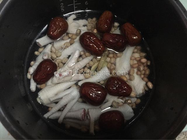 加入清水没过食材即可