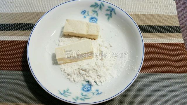 生粉放在碟子上，用来给豆腐沾生粉用的