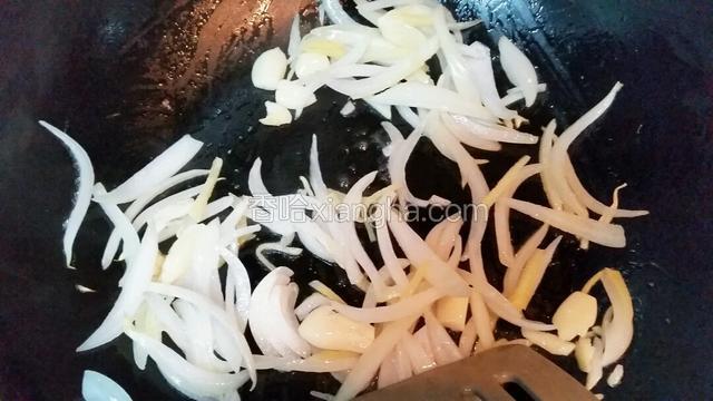 另起一锅烧热下食油，下洋葱、姜丝、蒜瓣炒香