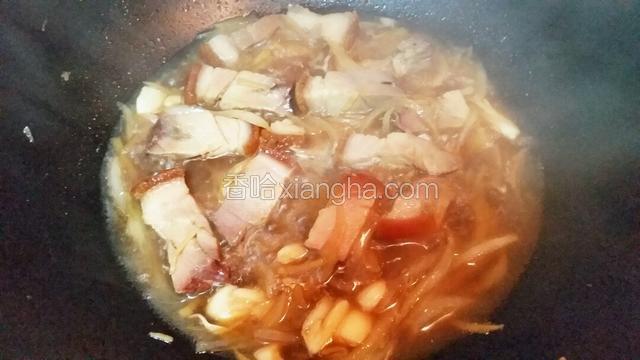 盖上盖子小火将烧肉煮至软身