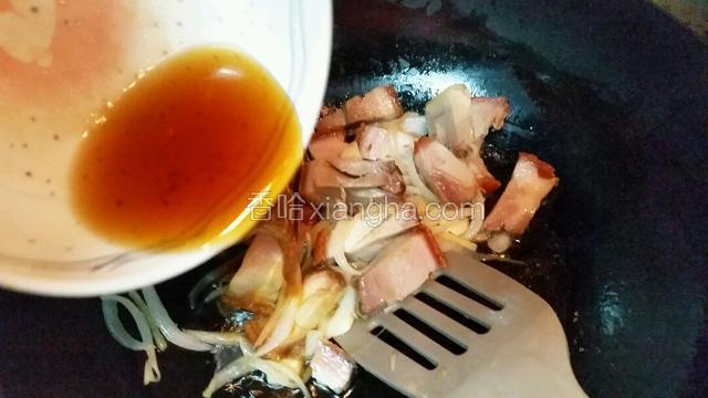 除生粉、食油的全部调味料同放一碗中拌匀，倒入锅里