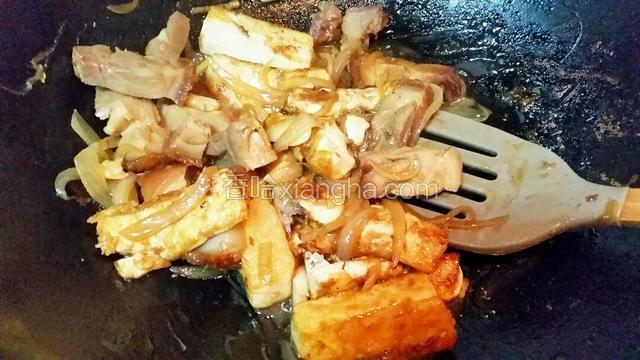 下豆腐拌匀再煮2分钟熄火，酱汁不能煮太干，煮好豆腐和烧肉都能沾上酱汁为佳