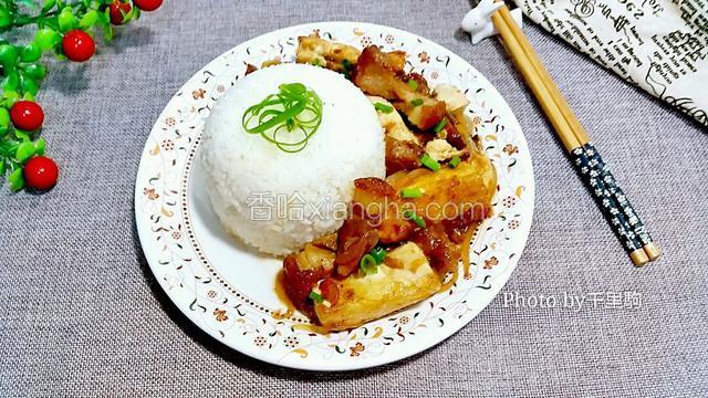 白米饭倒扣在盘子上，盛入豆腐烧肉，放上葱花，美味的豆腐火腩饭完成了，请享用