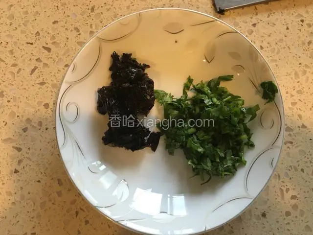 紫菜泡软攥去水份切丁，香菜洗净切丁。