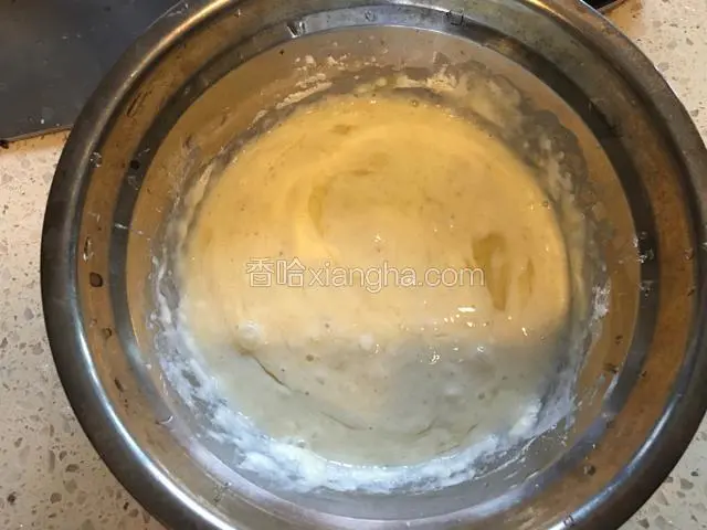 面加鸡蛋和清水，调成面糊糊。