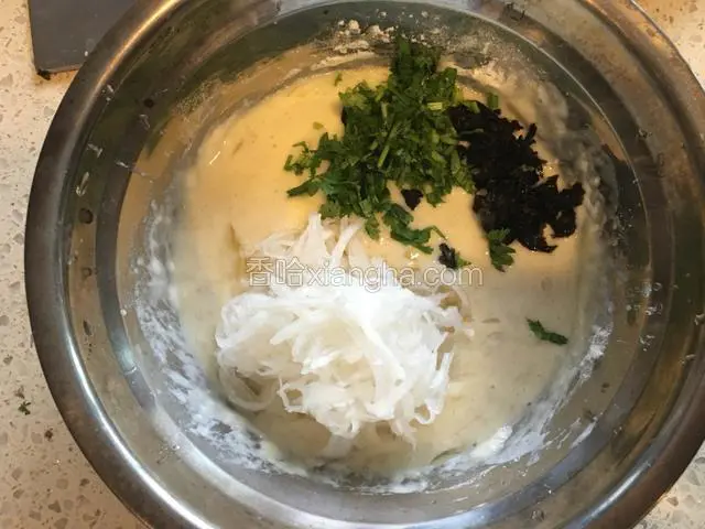 放入白萝卜、香菜和紫菜。