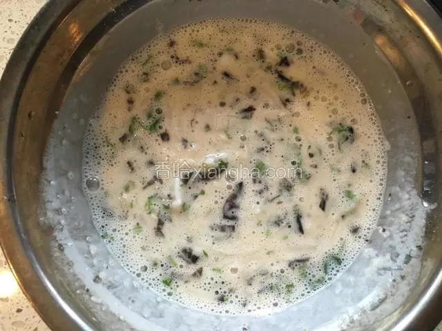 面菜糊搅拌均匀备用