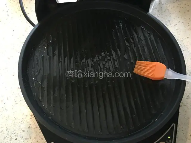 电饼档刷油预热。
