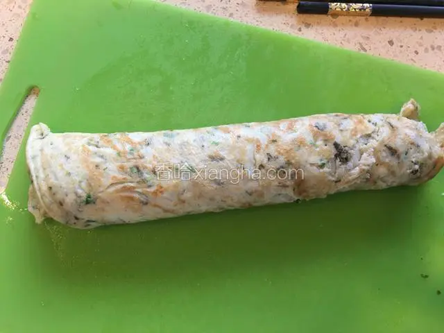 卷起来，切段，白萝卜蛋卷就做好了。