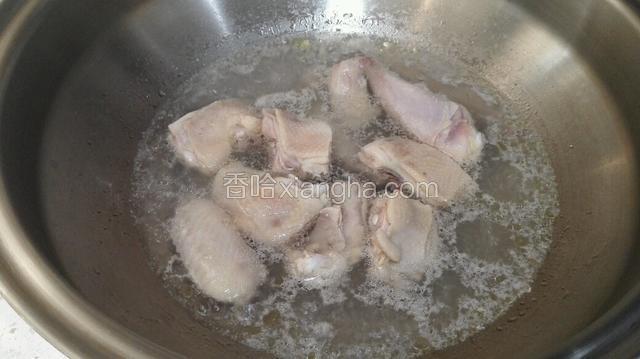 把鸡块放开水里煮5分钟，捞起（去腥，去血水）