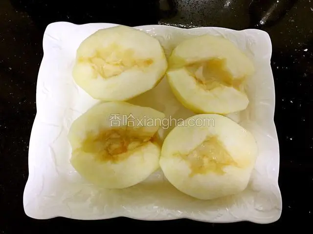 雪梨洗净去皮，对半切开。去掉梨核。
