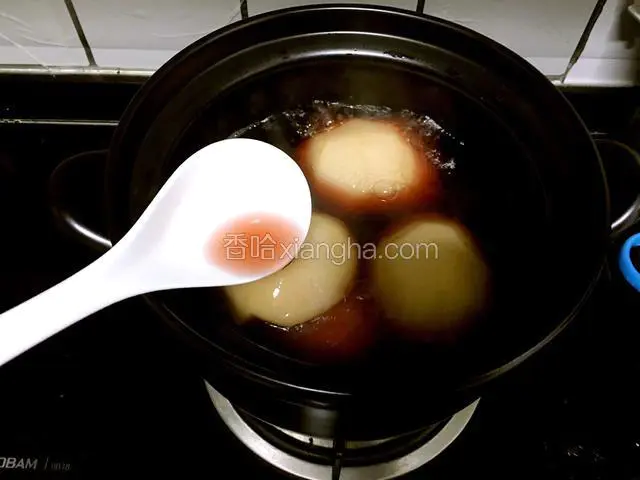 转中火继续煮，不断的用汤勺把红酒汁浇在雪梨上。