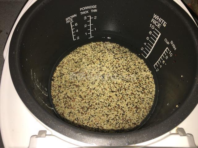 藜麦洗净放入电饭煲中设置煮饭程序开启；