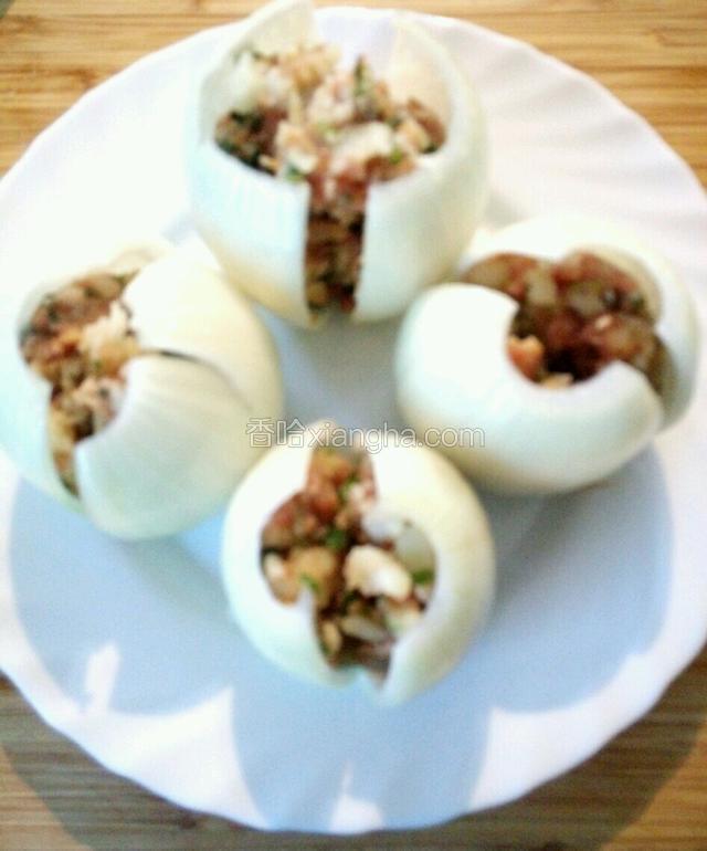 将葱，姜，香菜，香油，生抽，白胡椒粉与图2.3.4的食材倒在一起搅拌均匀，然后用勺子放进两个洋葱瓣里