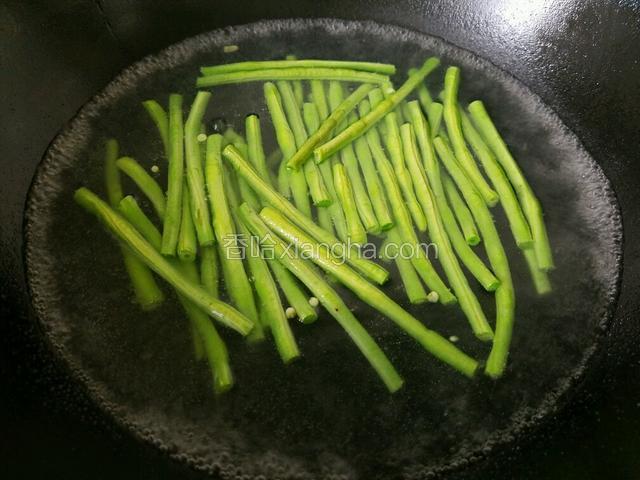 将切好的豇豆在锅里煮熟。