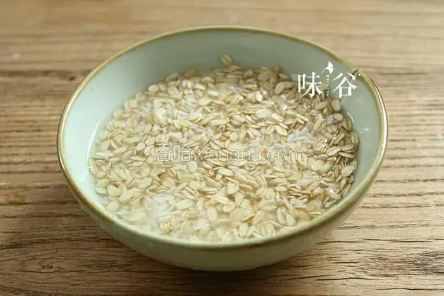 糯米﹑麦片淘洗干净。