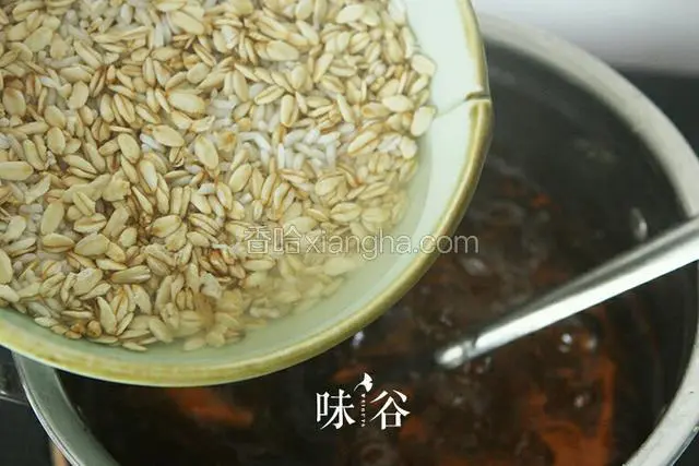 把糯米﹑麦片放入锅中，煮开后改为小火。