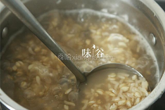 用勺子搅拌下，防止粘锅。