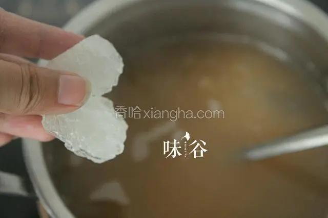 10分钟放入冰糖搅拌均匀，关火即可。
